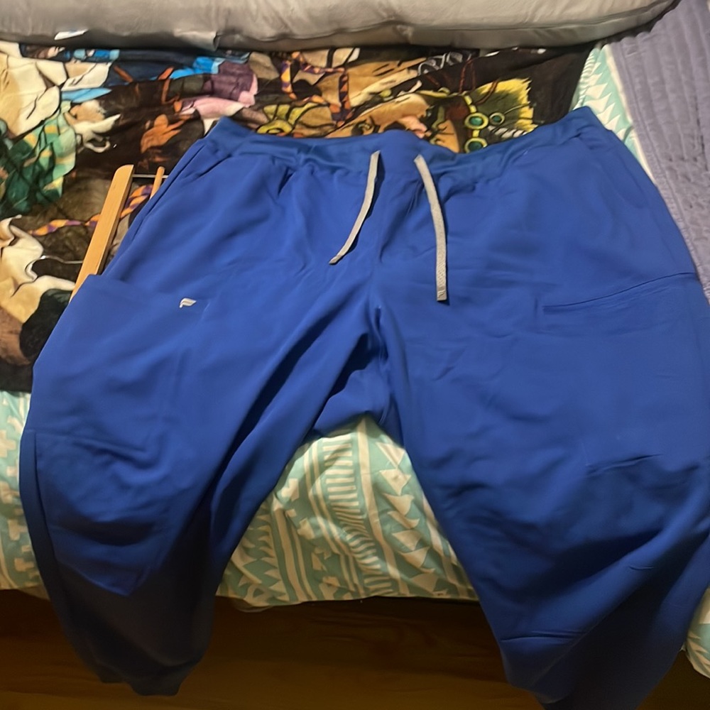 Fabletics Scrub Set - image 4